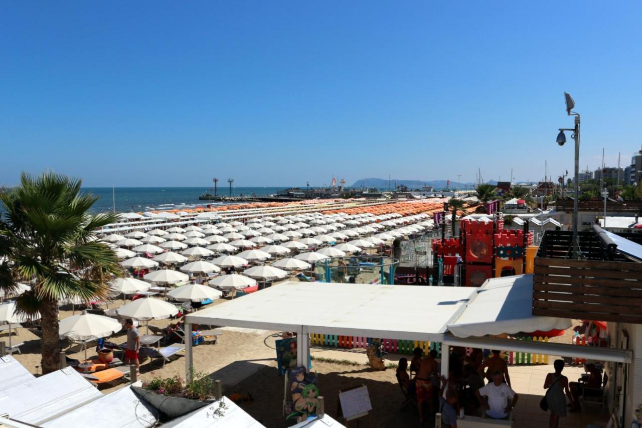 Hotel Record Riccione Kültér fotó