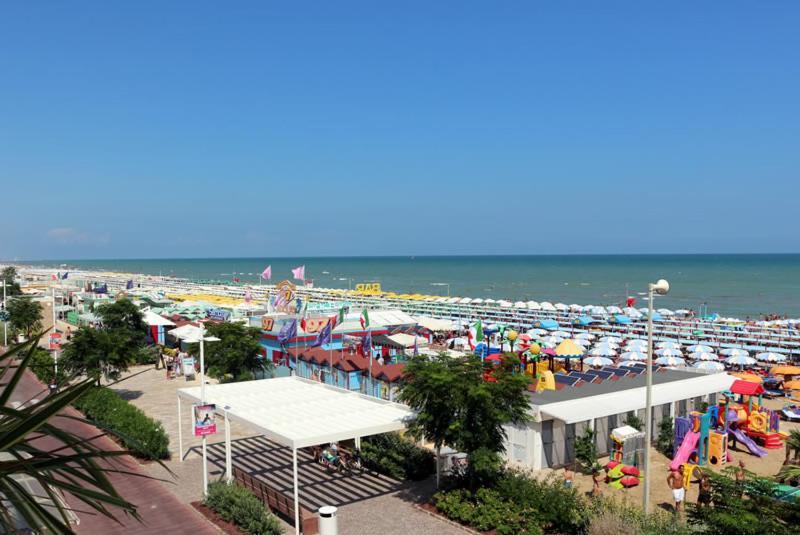 Hotel Record Riccione Kültér fotó